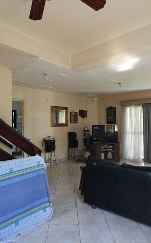 Casa de condomínio à venda com 206m², 4 quartos e 3 vagasSala