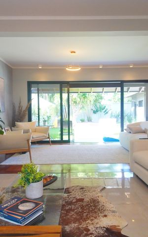 Casa à venda com 292m², 4 quartos e 4 vagasSala