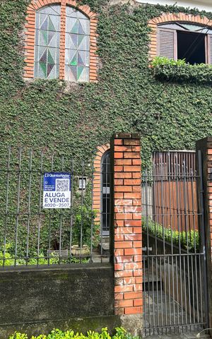 Casa à venda com 326m², 6 quartos e 3 vagas Casa à venda com 326m², 6 quartos e 3 vagasFachada