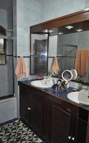 Casa à venda com 326m², 6 quartos e 3 vagasBanheiro Suíte 