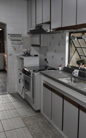 Casa à venda com 326m², 6 quartos e 3 vagasCozinha 2