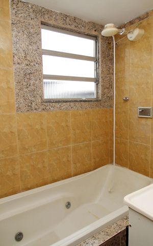 Apartamento à venda com 80m², 2 quartos e sem vagaBanheiro