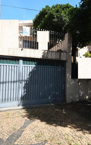 Casa à venda com 252m², 2 quartos e 2 vagasFachada / Placa