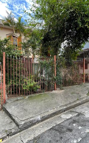 Casa à venda com 180m², 4 quartos e 6 vagas Casa à venda com 180m², 4 quartos e 6 vagasFachada