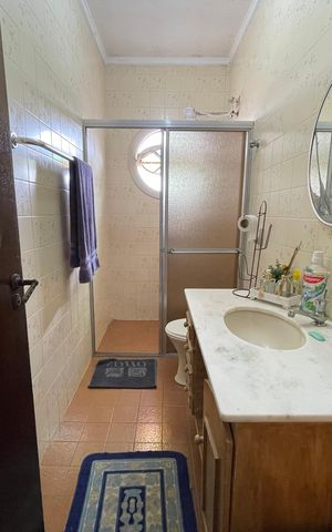 Casa à venda com 180m², 4 quartos e 6 vagas Casa à venda com 180m², 4 quartos e 6 vagasBanheiro 2