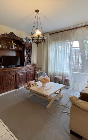Casa à venda com 180m², 4 quartos e 6 vagas Casa à venda com 180m², 4 quartos e 6 vagasSala