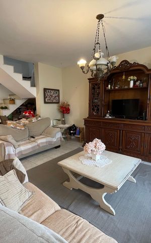 Casa à venda com 180m², 4 quartos e 6 vagas Casa à venda com 180m², 4 quartos e 6 vagasSala
