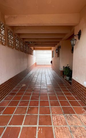 Casa à venda com 180m², 4 quartos e 6 vagas Casa à venda com 180m², 4 quartos e 6 vagasGaragem