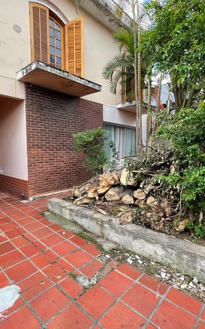 Casa à venda com 180m², 4 quartos e 6 vagas Casa à venda com 180m², 4 quartos e 6 vagasGaragem