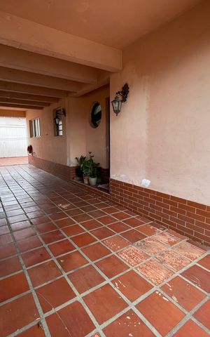 Casa à venda com 180m², 4 quartos e 6 vagas Casa à venda com 180m², 4 quartos e 6 vagasGaragem