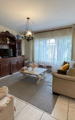 Casa à venda com 180m², 4 quartos e 6 vagas Casa à venda com 180m², 4 quartos e 6 vagasSala