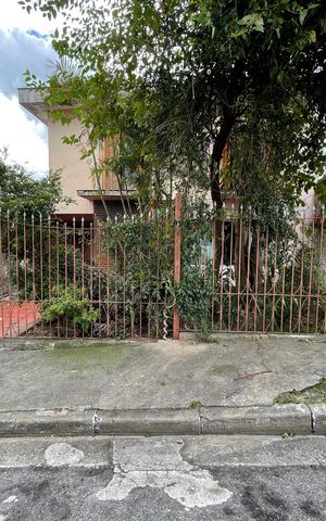 Casa à venda com 180m², 4 quartos e 6 vagas Casa à venda com 180m², 4 quartos e 6 vagasFachada
