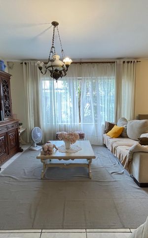 Casa à venda com 180m², 4 quartos e 6 vagas Casa à venda com 180m², 4 quartos e 6 vagasSala