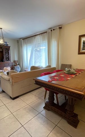 Casa à venda com 180m², 4 quartos e 6 vagas Casa à venda com 180m², 4 quartos e 6 vagasSala