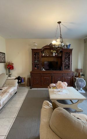 Casa à venda com 180m², 4 quartos e 6 vagas Casa à venda com 180m², 4 quartos e 6 vagasSala