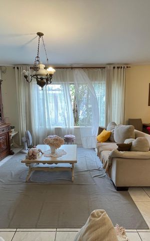 Casa à venda com 180m², 4 quartos e 6 vagas Casa à venda com 180m², 4 quartos e 6 vagasSala