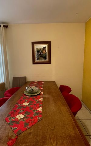 Casa à venda com 180m², 4 quartos e 6 vagas Casa à venda com 180m², 4 quartos e 6 vagasSala