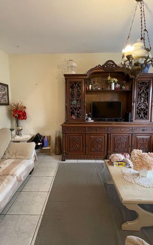 Casa à venda com 180m², 4 quartos e 6 vagas Casa à venda com 180m², 4 quartos e 6 vagasSala