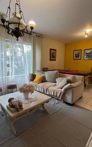Casa à venda com 180m², 4 quartos e 6 vagas Casa à venda com 180m², 4 quartos e 6 vagasSala