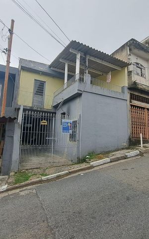 Casa à venda com 200m², 4 quartos e 2 vagas Casa à venda com 200m², 4 quartos e 2 vagasFachada