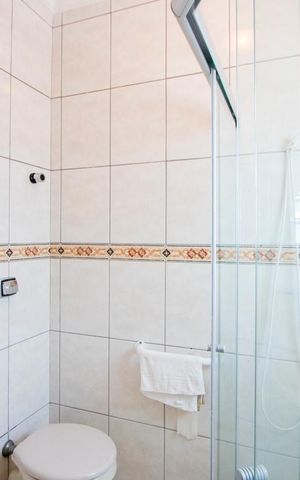 Apartamento à venda com 85m², 2 quartos e 2 vagasBanheiro do quarto 1