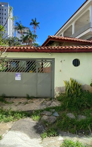 Casa à venda com 300m², 3 quartos e 3 vagas Casa à venda com 300m², 3 quartos e 3 vagasFachada