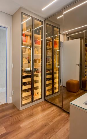 Apartamento à venda com 146m², 3 quartos e 3 vagas Apartamento à venda com 146m², 3 quartos e 3 vagasCloset da Suíte Master