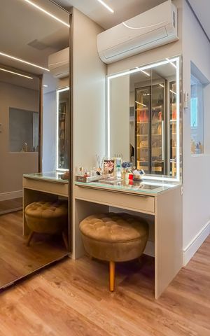 Apartamento à venda com 146m², 3 quartos e 3 vagas Apartamento à venda com 146m², 3 quartos e 3 vagasCloset da Suíte Master