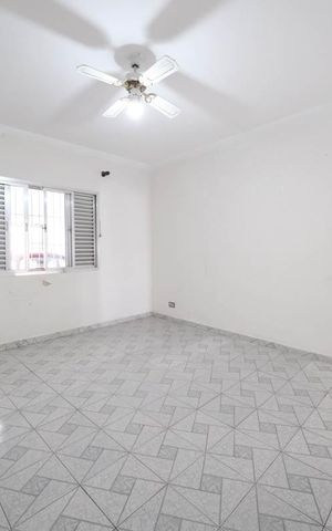Casa para alugar com 70m², 2 quartos e 2 vagasQuarto 1