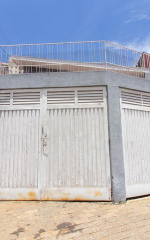 Casa à venda com 197m², 3 quartos e 2 vagas Casa à venda com 197m², 3 quartos e 2 vagasFachada