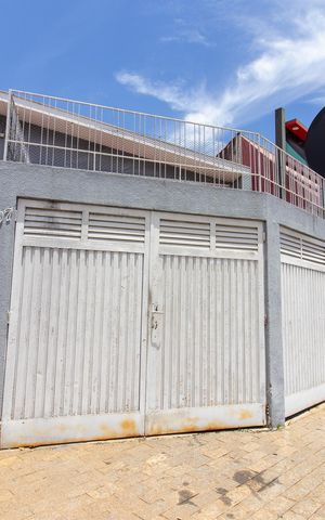 Casa à venda com 197m², 3 quartos e 2 vagas Casa à venda com 197m², 3 quartos e 2 vagasFachada