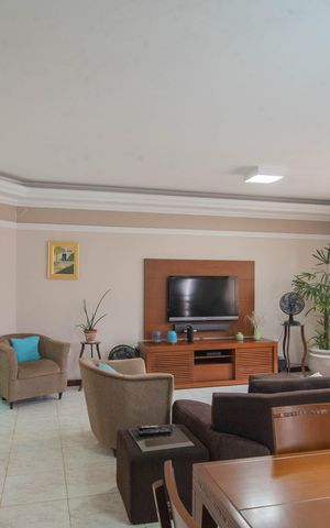 Casa à venda com 214m², 3 quartos e 5 vagas Casa à venda com 214m², 3 quartos e 5 vagasSala