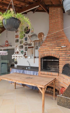 Casa à venda com 214m², 3 quartos e 5 vagas Casa à venda com 214m², 3 quartos e 5 vagasÁrea comum - Churrasqueira