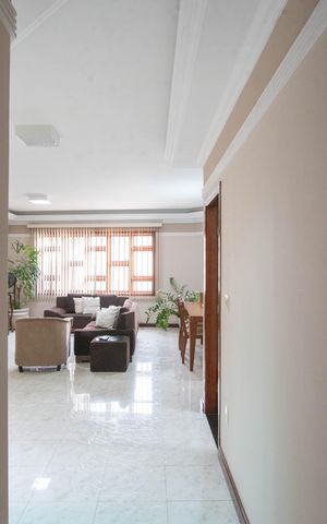 Casa à venda com 214m², 3 quartos e 5 vagas Casa à venda com 214m², 3 quartos e 5 vagasCorredor
