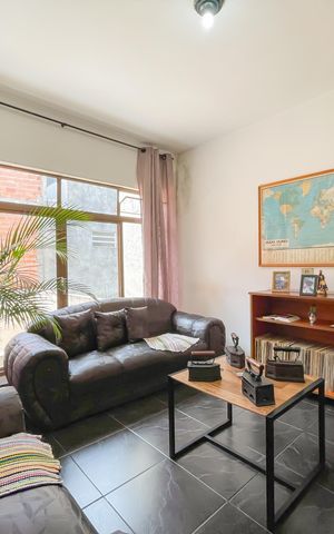 Casa à venda com 290m², 4 quartos e 6 vagas Casa à venda com 290m², 4 quartos e 6 vagasSala