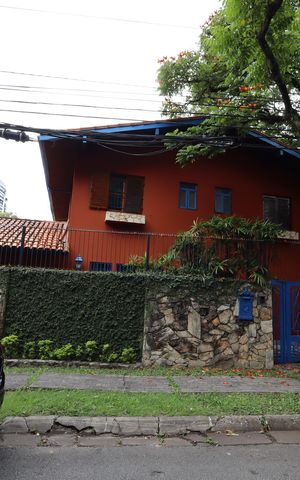 Casa à venda com 568m², 6 quartos e 2 vagasFachada