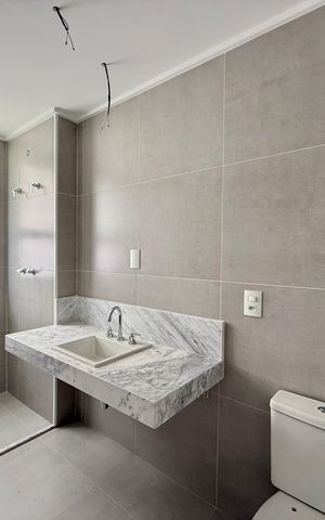 Apartamento à venda com 227m², 3 quartos e 4 vagas Apartamento à venda com 227m², 3 quartos e 4 vagasBanheiro 2 da Suíte 1