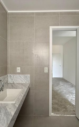 Apartamento à venda com 227m², 3 quartos e 4 vagas Apartamento à venda com 227m², 3 quartos e 4 vagasBanheiro da Suíte 1