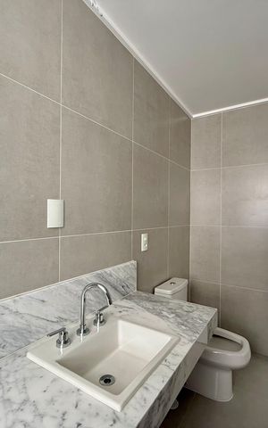 Apartamento à venda com 227m², 3 quartos e 4 vagas Apartamento à venda com 227m², 3 quartos e 4 vagasBanheiro 2 da Suíte 1