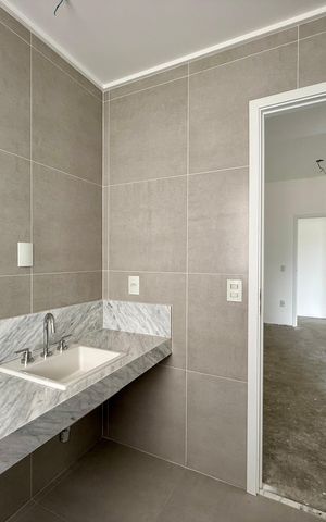 Apartamento à venda com 227m², 3 quartos e 4 vagas Apartamento à venda com 227m², 3 quartos e 4 vagasBanheiro da Suíte 1