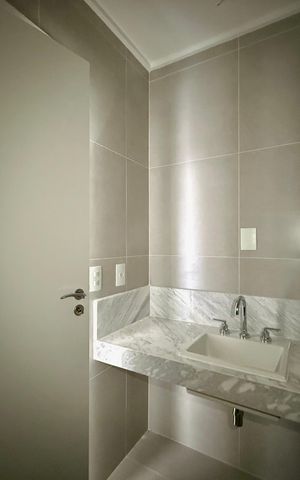Apartamento à venda com 227m², 3 quartos e 4 vagas Apartamento à venda com 227m², 3 quartos e 4 vagasBanheiro Suite 3