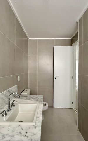 Apartamento à venda com 227m², 3 quartos e 4 vagas Apartamento à venda com 227m², 3 quartos e 4 vagasBanheiro 2 da Suíte 1