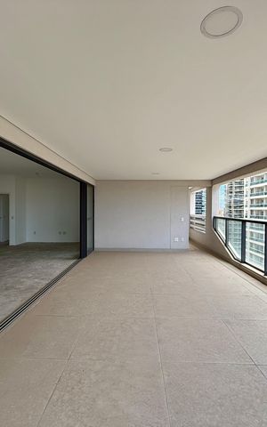 Apartamento à venda com 227m², 3 quartos e 4 vagas Apartamento à venda com 227m², 3 quartos e 4 vagasVaranda da Sala