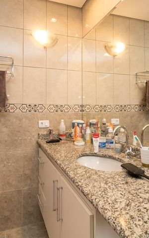 Casa à venda com 263m², 5 quartos e 4 vagas Casa à venda com 263m², 5 quartos e 4 vagasBanheiro da Suíte