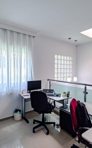 Casa à venda com 235m², 3 quartos e 4 vagasEscritório
