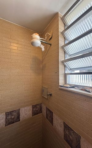 Apartamento à venda com 140m², 2 quartos e 1 vaga Apartamento à venda com 140m², 2 quartos e 1 vagaÁrea de serviço - banheiro