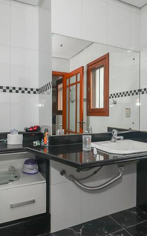 Casa de condomínio para alugar com 600m², 5 quartos e 4 vagasBanheiro adaptado da Suíte 2