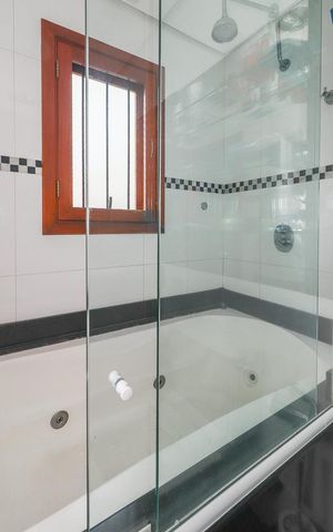 Casa de condomínio para alugar com 600m², 5 quartos e 4 vagasBanheiro da Suíte 3