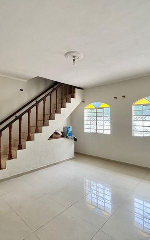 Casa à venda com 180m², 3 quartos e 3 vagas Casa à venda com 180m², 3 quartos e 3 vagasSala
