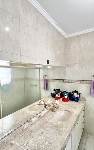 Casa à venda com 280m², 5 quartos e 2 vagas Casa à venda com 280m², 5 quartos e 2 vagasBanheiro 2